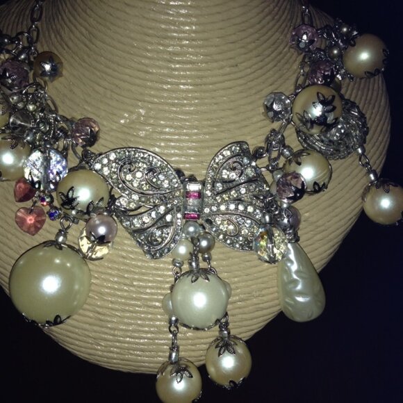 Endearing Large Pearl and Rhinestone Necklace - Picture 2 of 7
